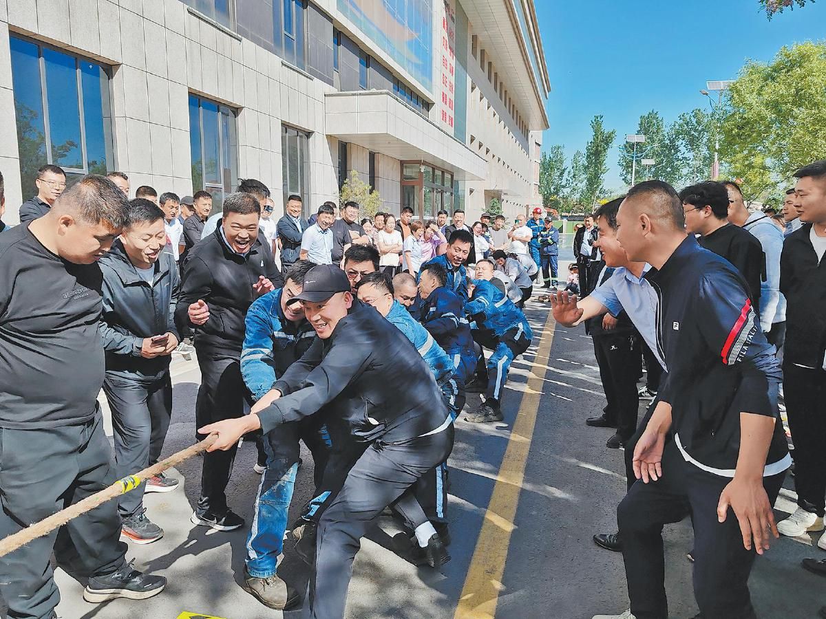 拔河比赛激烈对抗，团队合作凸显